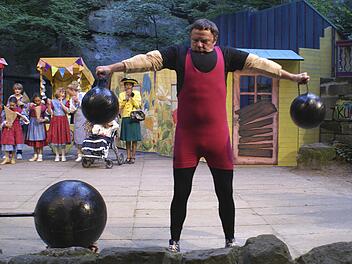 Ein Bild mit Symbolcharakter: Siegfried Küspert als "stärkster Mann der Welt" in dem Stück "Pippi Langstrumpf", das 2012 auf der Naturbühne gespielt wurde. Jetzt wurde er für sein Engagement als Vorsitzender und als Kommunalpolitiker mit der Ehrenmedaille des Bezirks in Silber ausgezeichnet. Fotos: Dieter Hübner