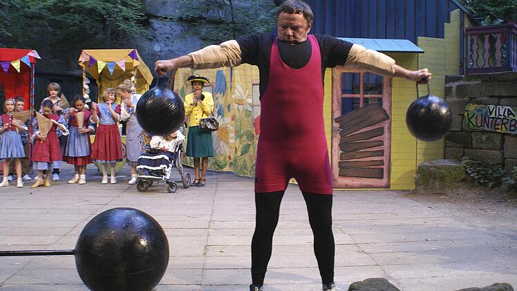 Ein Bild mit Symbolcharakter: Siegfried Küspert als "stärkster Mann der Welt" in dem Stück "Pippi Langstrumpf", das 2012 auf der Naturbühne gespielt wurde. Jetzt wurde er für sein Engagement als Vorsitzender und als Kommunalpolitiker mit der Ehrenmedaille des Bezirks in Silber ausgezeichnet. Fotos: Dieter Hübner