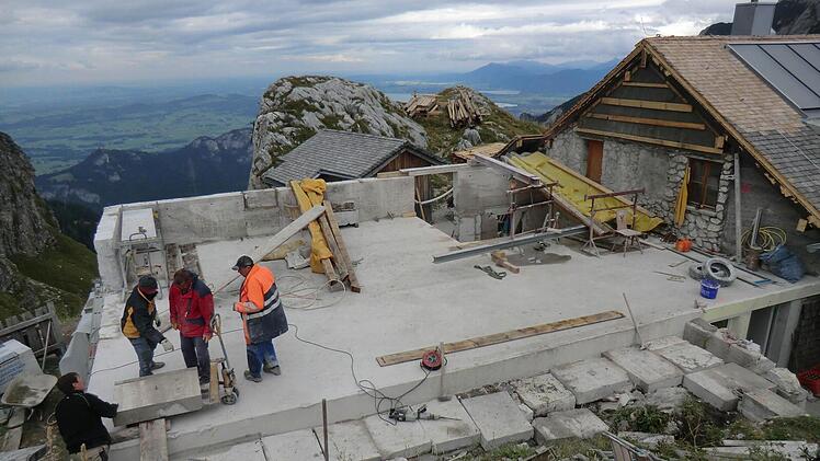Die Fundamente des Anbaus sind in Arbeit ...