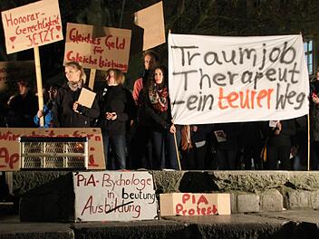 Am Dienstagabend wurde es laut am Gabelmann: Dort machten rund 120 Demonstranten auf die schlechten Bedingungen für Psychotherapeuten in Ausbildung aufmerksam.  Foto: Sebastian Martin