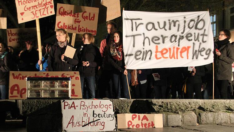 Am Dienstagabend wurde es laut am Gabelmann: Dort machten rund 120 Demonstranten auf die schlechten Bedingungen für Psychotherapeuten in Ausbildung aufmerksam.  Foto: Sebastian Martin