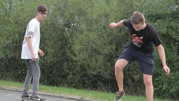 Christian Ziegler (links) und Christian Taig proben ein paar Kunststücke auf dem Board.