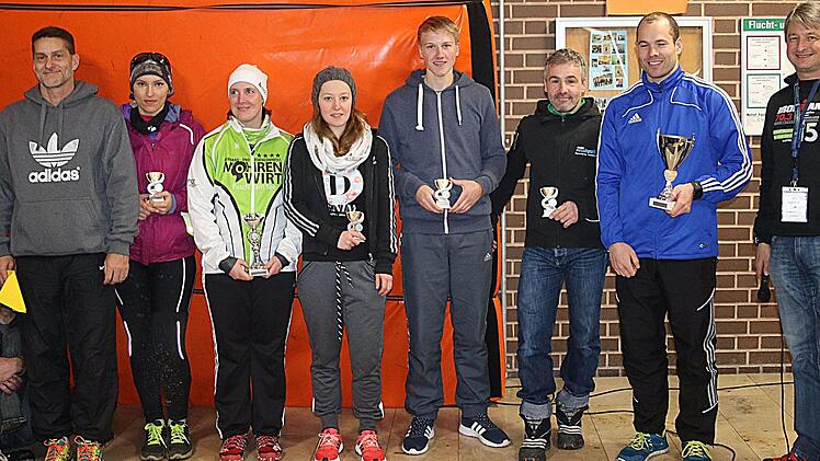 Die Siegerehrung. Von links ASV-Vorsitzender Klaus Eber, Diana Hacker (3. Damen), Hella Eggeling (1. Damen), Sonja Feiler (2. Damen), Julian Müller (3. Herren), Thomas Lauterbach (2. Herren), Kilian Deichsel (1. Herren) und Sprecher Sigi Katholing. Foto: Karl Heinz Weber