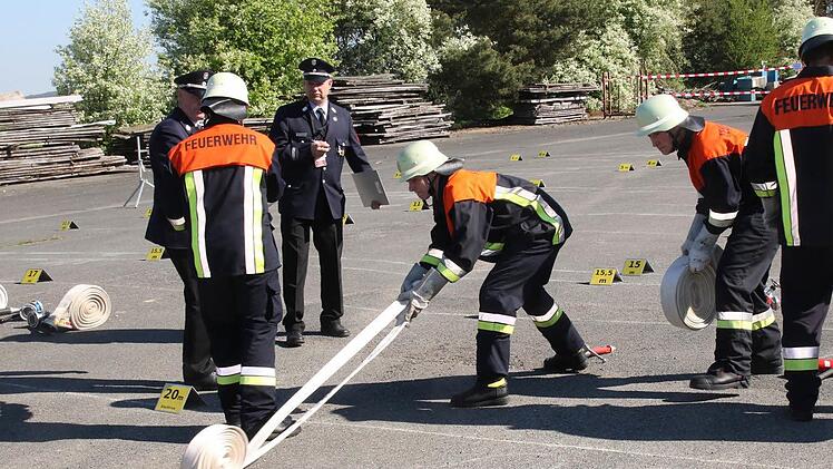 Und Action! Bilder vom Erwachsenenleistungsmarsch der oberfränkischen Feuerwehren in Großheirath (Landkreis Coburg). Fotos: Michael Stelzner