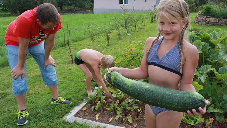 Lara ist mächtig stolz auf die erste Ernte in diesem Jahr. Foto: Carmen Schmitt