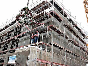 An der Tagesklinik für Erwachsenenpsychiatrie wird die Richtkrone hochgezogen. Foto: Veronika Schadeck