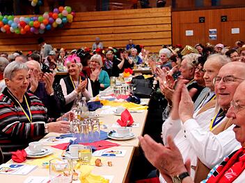 Beste Stimmung herrschte an den langen Tischreihen in der Aischtalhalle.Johanna Blum