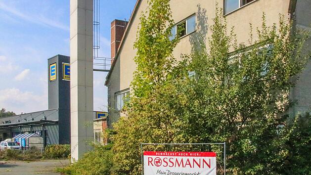 Dort, wo einst Dressin war, l&auml;sst sich der Drogeriemarkt Rossmann nieder. Das alte Geb&auml;ude des Pharma- und Kosmetikherstellers muss f&uuml;r den Neubau weichen. Im Hintergrund ist links der Edeka-Markt in der Stra&szlig;e Am Goldenen Feld zu sehen.  Foto: Alexander Hartmann