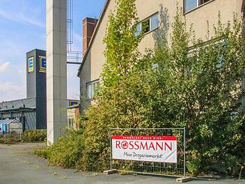 Dort, wo einst Dressin war, lässt sich der Drogeriemarkt Rossmann nieder. Das alte Gebäude des Pharma- und Kosmetikherstellers muss für den Neubau weichen. Im Hintergrund ist links der Edeka-Markt in der Straße Am Goldenen Feld zu sehen.  Foto: Alexander Hartmann