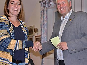 Sandra Welsch ist die neue Ortssprecherin für die Eberner Stadtteile Eyrichshof, Kurzewind und Siegelfeld. Hier gratuliert ihr Bürgermeister Jürgen Hennemann zur Wahl. Foto: Helmut Will