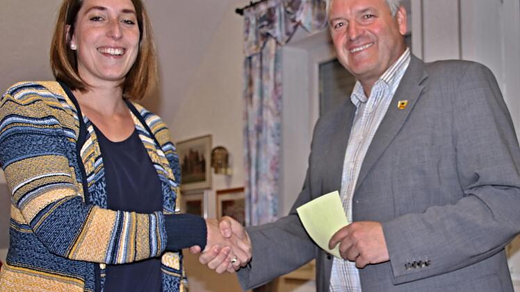 Sandra Welsch ist die neue Ortssprecherin für die Eberner Stadtteile Eyrichshof, Kurzewind und Siegelfeld. Hier gratuliert ihr Bürgermeister Jürgen Hennemann zur Wahl. Foto: Helmut Will