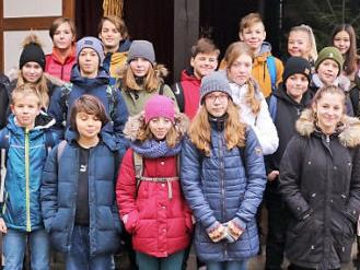 Vor der Weihnachtskrippe im Rathaushof von Ebern: die Schüler aus Tschechien mit Petr Tlusty, Direktor der Grundschule Prag 1, und Michael Geuß vom Gymnasium Ebern (von rechts) sowie dem Bürgermeister Jürgen Hennemann (Zweiter von links) Foto: Helmut Will