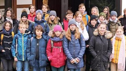 Vor der Weihnachtskrippe im Rathaushof von Ebern: die Schüler aus Tschechien mit Petr Tlusty, Direktor der Grundschule Prag 1, und Michael Geuß vom Gymnasium Ebern (von rechts) sowie dem Bürgermeister Jürgen Hennemann (Zweiter von links) Foto: Helmut Will