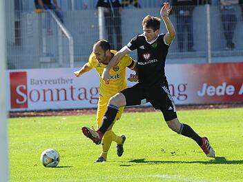 Der Bayreuther Anton Makarenko (links) im Duell mit Kevin Fery, dem einzigen Spieler im aktuellen Schweinfurter Kader, der beim letzten Ausw&auml;rtssieg der SpVgg im Willy-Sachs-Stadion 2012 das Trikot der �Schn&uuml;del� trug.