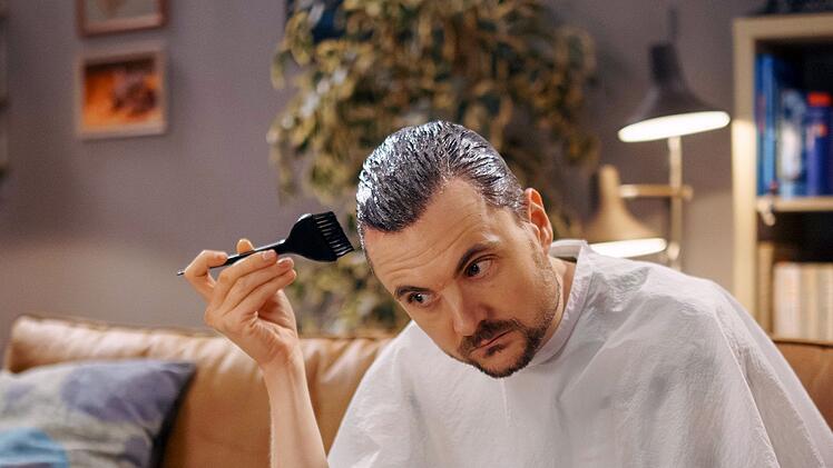 Herr Stimpel (Phil Laude) bereitet sich auf den Termin für die Klassenfotos vor.