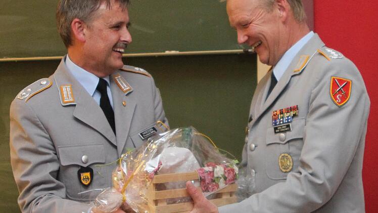 Oberstleutnant Wolfgang Hagedorn bei der Überreichung eines Präsents an General Graf Strachwitz (rechts).