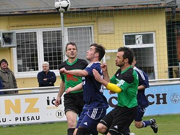 Nach der Niederlage in Ludwigsstadt vor drei Wochen muss sich der SV Wolfers-/Neuengrün (grüne Trikots) zunächst auf Platz 2 konzentrieren.  Heute ist um 14 Uhr der TSV Neukenroth zu Gast. Foto: Herbert Kalb