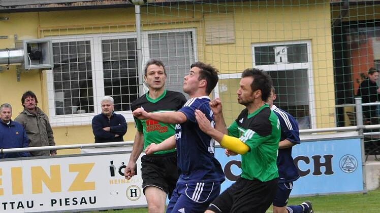Nach der Niederlage in Ludwigsstadt vor drei Wochen muss sich der SV Wolfers-/Neuengrün (grüne Trikots) zunächst auf Platz 2 konzentrieren.  Heute ist um 14 Uhr der TSV Neukenroth zu Gast. Foto: Herbert Kalb