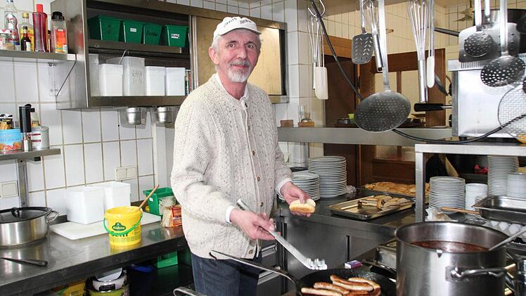Günther Hellmig steht seit mehr als 30 Jahren am Herd.