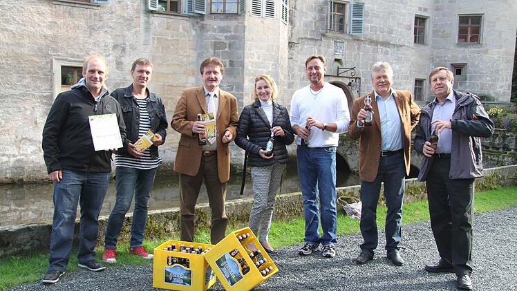 Oliver Schwämmlein vom Berghaus Doris in Lochleithen, Ralf Heidelberger von der Werbeagentur cooperate media, der Mitwitzer Bürgermeister Hans-Peter Laschka, Petra Jung vom Waldhotel Bächlein, Uwe Meusel vom Gasthaus "Zum Steinernen Löwen", Franken Bräu-Geschäftsführer Edgar Schönmüller und Alfred Hofmann von den Schäferstub'n in Häusles (von links) stoßen vor dem malerischen Wasserschloss auf den neuen kulinarischen Bierweg Mitwitz an. Fotos: Sonja Adam