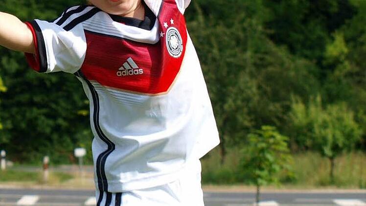 Der zweijährige Finn jubelt über den Einzug der deutschen Elf ins Finale.  Foto: privat