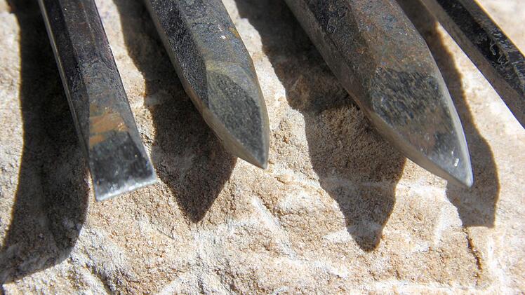 Die Meißel müssen scharf sein. Foto: Friedwald Schedel
