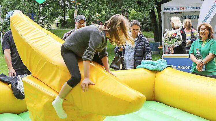Aufblasbare Spielgeräte wie diese Banane zum Reiten warten darauf, ausprobiert zu werden.   Alle Fotos: RiegerPress: