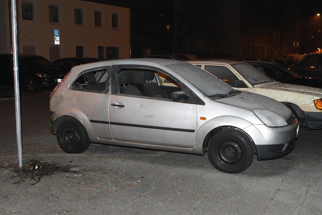 Obskure Böllerexplosion im Nürnberger Nordwesten - Mehrere Verletzte und vier beschädigte Fahrzeuge als Folge