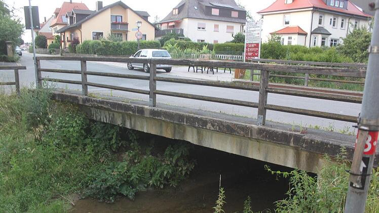 Die marode Bausubstanz zwingt zum Handeln: Die Brücke über den Kellbach an der Unteren Straße in Ebensfeld muss abgerissen und komplett neu gebaut werden. Foto: Matthias Einwag