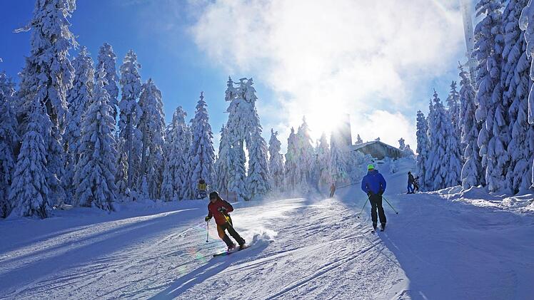 Skifahren, Langlaufen, Rodeln oder Wandern: Der Ochsenkopf ist für viele Franken ein beliebtes Ziel für Winterausflüge. Foto: Tourismus und Marketing GmbH Ochsenkopf