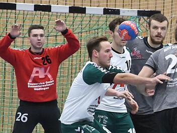 Auf Nüdlingens Tormann Manuel Bott (links) war einmal mehr Verlass. Auch deshalb, weil seine Vorderleute beherzt zupackten beim 28:27-Sieg über Spitzenreiter Volkach.Hopf/Archiv