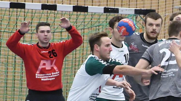 Auf Nüdlingens Tormann Manuel Bott (links) war einmal mehr Verlass. Auch deshalb, weil seine Vorderleute beherzt zupackten beim 28:27-Sieg über Spitzenreiter Volkach.Hopf/Archiv