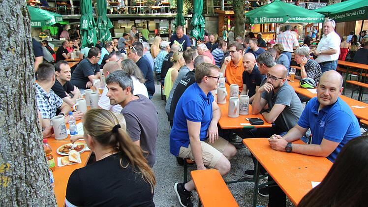 Die Rettungskräfte genossen den Abend auf der Sommerkirchweih.   Foto: Richard Sänger
