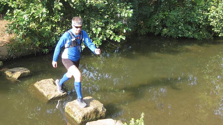 Der Querläufer überquert den Fisch-Pass auf der Erba-Insel.