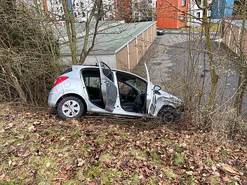 Gas mit Bremse verwechselt - Autofahrerin landet auf Abhang