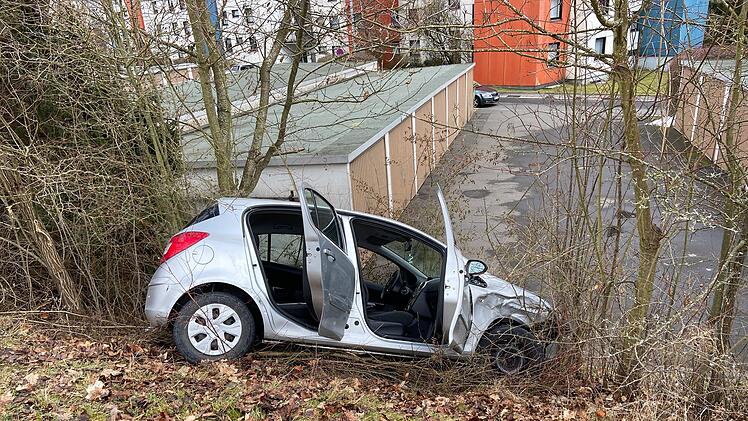 Gas mit Bremse verwechselt - Autofahrerin landet auf Abhang