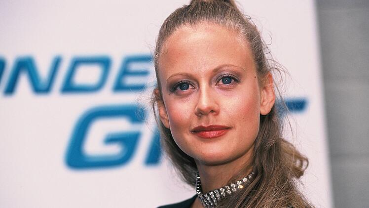 Ab 2001 moderierte Schöneberger ihre erste eigene Talkshow "Blondes Gift". Dabei stellte sie den "Blondfaktor" ihrer Gäste fest und konfrontierte sie mit privaten Details. Die Show brachte ihr ihre erste Nominierung für den Deutschen Fernsehpreis ein.