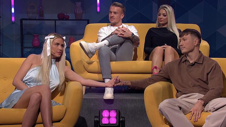 &Uuml;berraschung: Antonia (links) und Olli (rechts) sind auch nach AYTO ein Paar!