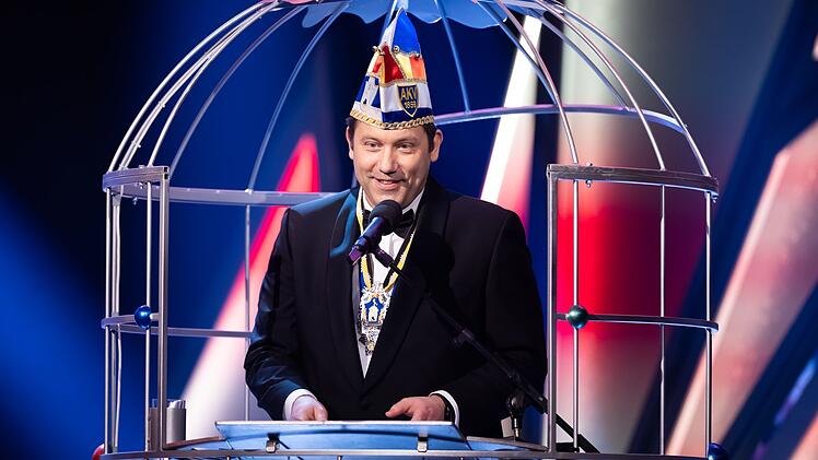 Als Ordensanw&auml;rter musste Vizekanzler und SPD-Vorsitzender Lars Klingbeil vergangenes Jahr noch in den Narrenk&auml;fig. Nun h&auml;lt er die Laudatio auf die neue Ritterin.