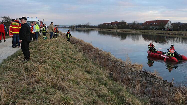 Rettungskräfte bei der Suche. Foto: Barbara Herbst