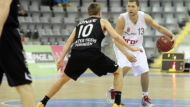 Aufbauspieler Janis Strelnieks (r.) wird vom T&uuml;binger Till-Joscha J&ouml;nke bewacht. Fotos: sportpress