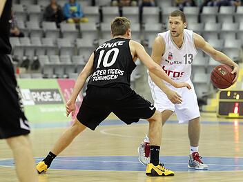 Aufbauspieler Janis Strelnieks (r.) wird vom T&uuml;binger Till-Joscha J&ouml;nke bewacht. Fotos: sportpress