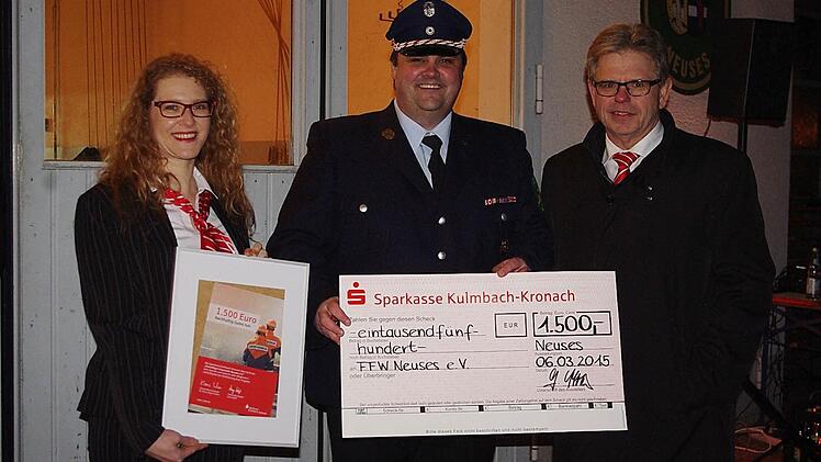 Kerstin Förtsch (links) und Vorstandsmitglied Georg Löffler (rechts) überreichten seitens der Sparkasse Kulmbach-Kronach eine Spende von 1.500 Euro.