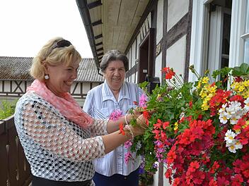 Manuela Graf (links) und Reinhilde Weber wollen künftig zusammen unter einem Dach leben und werden dabei durch ein neues Projekt begleitet und unterstützt. Foto: Rainer Lutz