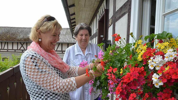 Manuela Graf (links) und Reinhilde Weber wollen künftig zusammen unter einem Dach leben und werden dabei durch ein neues Projekt begleitet und unterstützt. Foto: Rainer Lutz