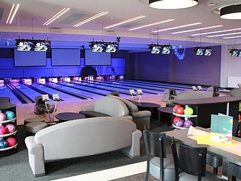 Die abgesenkten Bowling-Bahnen stehen im Mittelpunkt des Columbia-Eventcenters. Foto: Ralf Ruppert