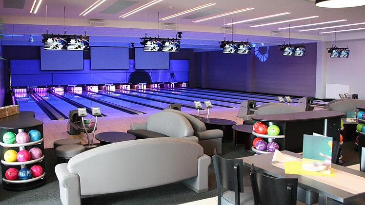 Die abgesenkten Bowling-Bahnen stehen im Mittelpunkt des Columbia-Eventcenters. Foto: Ralf Ruppert