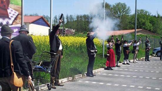 Böllerschützen des Schützengaus Erlangen eröffneten den Umzug
