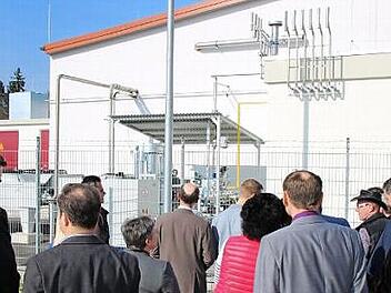 Viel Technik ist im und am Gebäude des Stadtwerks in Haßfurt installiert, um Strom in Wasserstoff umzuwandeln. Der Kreistag-Umwelt- und Werkausschuss sah sich die Power-to-Gas-Anlage an.  Foto: Klaus Schmitt