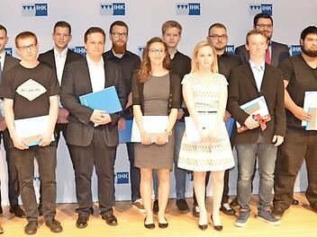 Die Prüfungsbesten (großes Bild) der Berufsausbildung, alle mit Note 1 - hier mit IHK-Vizepräsident Hans Rebhan (r.), der auch (kleines Bild) Meisterpreisträger Wilhelm Steinbach (l.) die Urkunde überreichte. Fotos: K.-H.Hofmann